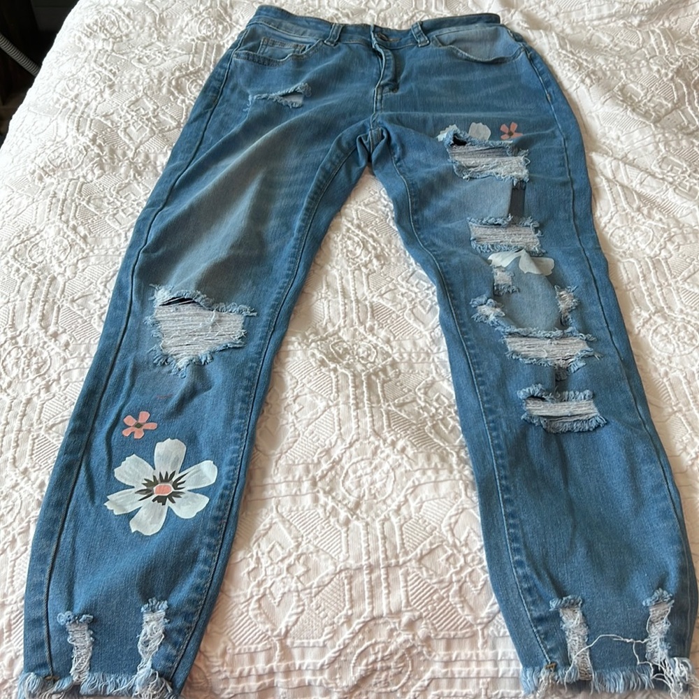 Adorable distressed jeans with cute painted flowers. Size small
